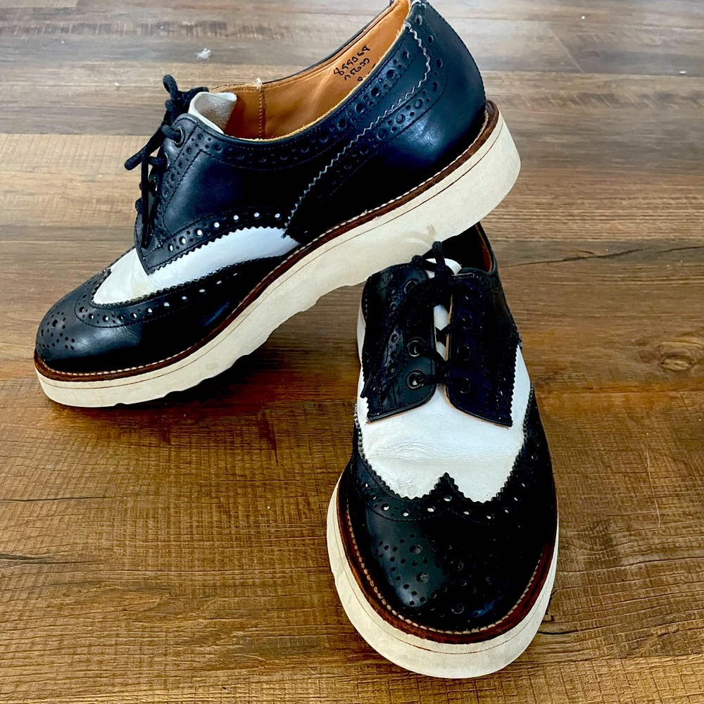 MADE IN UK. 2 TONE LEATHER BROGUE STYLE SHOE WITH VIBRAM SOLE. SIZE 10 US.